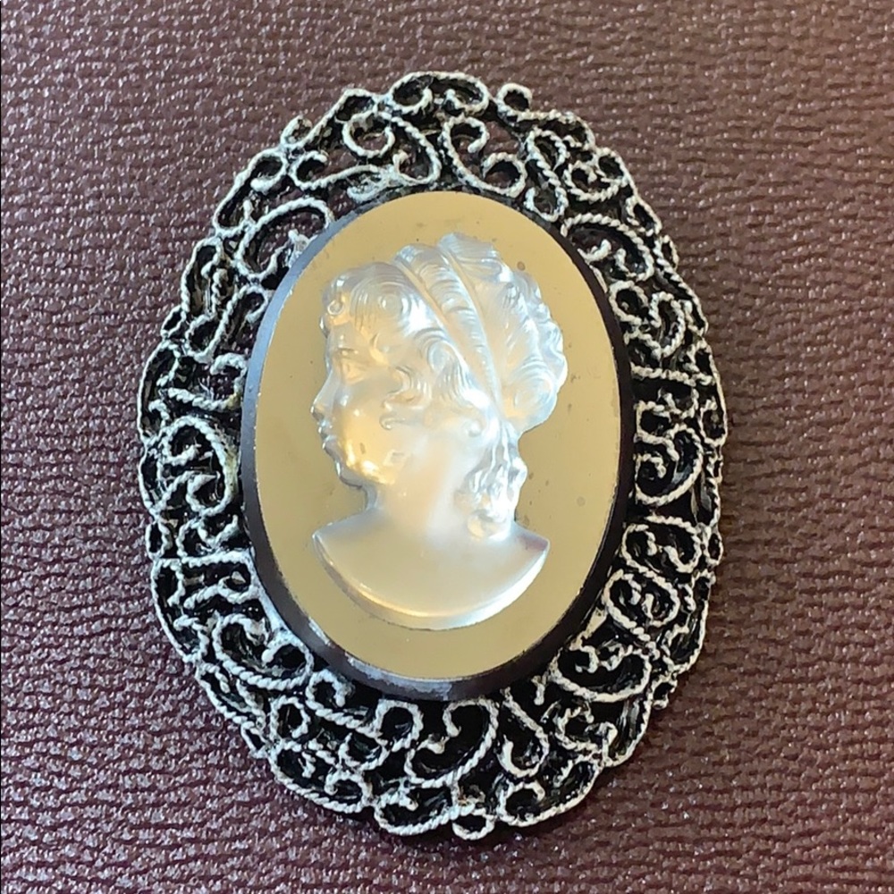 Vintage glass cameo pendant